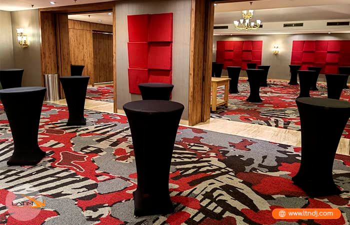 alquiler de mesas con mantel para eventos